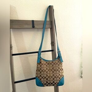 COACH Hamptons
Classic Signature Crossbody